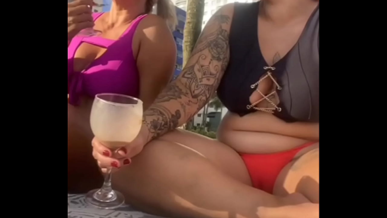 Estamos sozinha na praia curtindo, Bem Soltinha querendo aprontar sem o marido saber