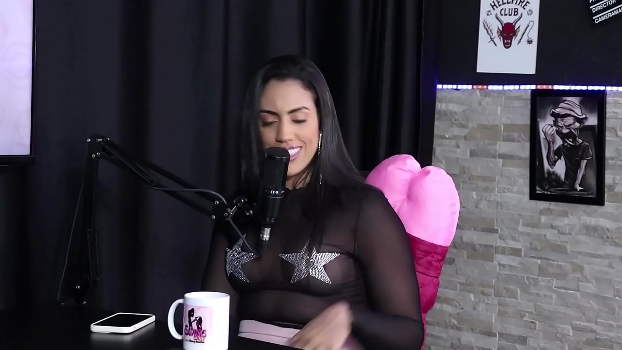 A experi&ecirc;ncia dela com anal em um gang bang, e uma situa&ccedil;&atilde;o na praia... - Karen Bessa (SHEER/RED)