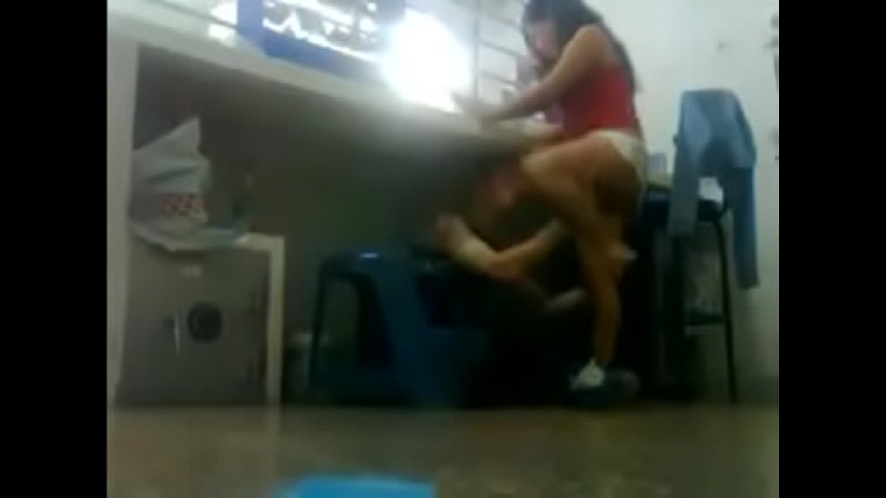 Safada dando e atendendo no trabalho.