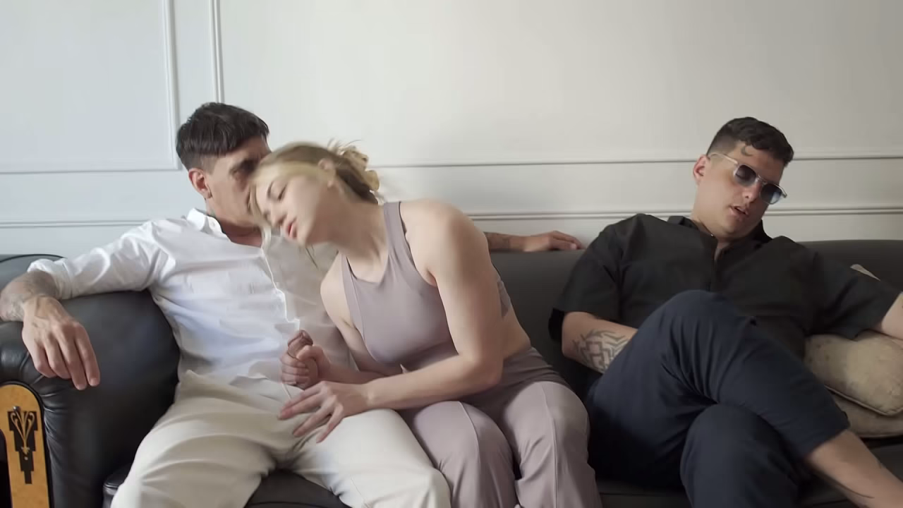 I went to visit my best friend and his GIRLFRIEND gave me a blowjob in front of him (POV)