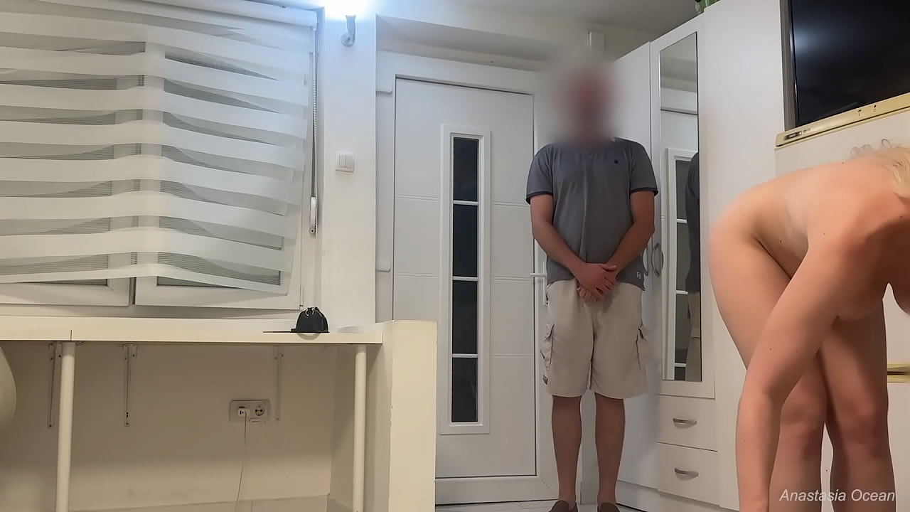 Naked beauty met a courier who really didn&rsquo;t want to stay