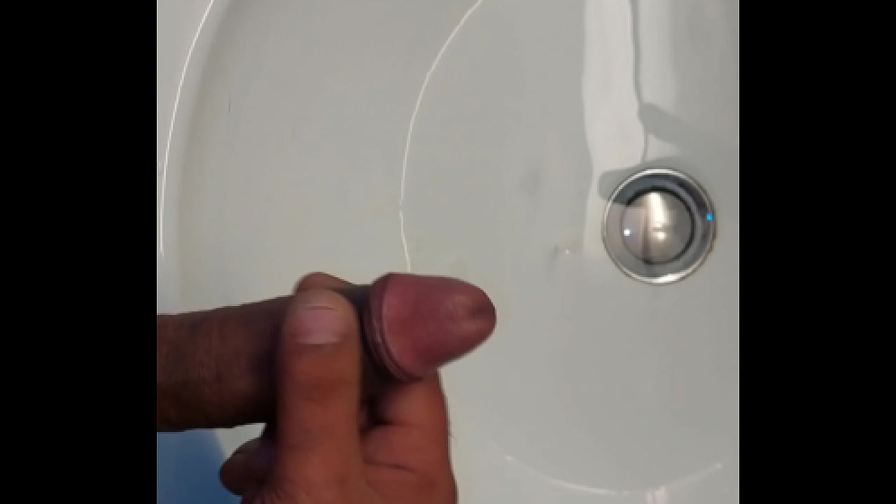 masturbare si ejaculare multa sperma &icirc;n chiuveta cu apa cu incetinatoru