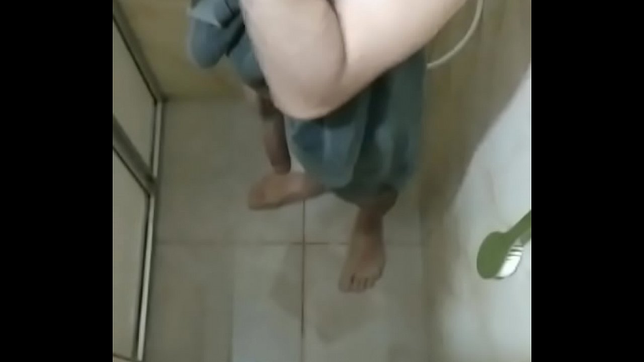 Homem peludo &eacute; espionado no chuveiro