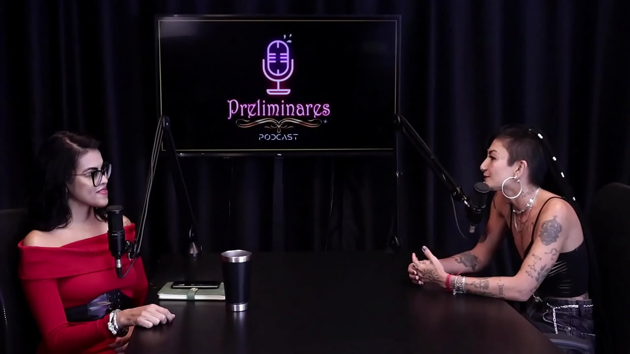 Tirou a roupa ap&oacute;s a convidada falar que faz conte&uacute;do de rotina nas redes sociais, tem muito f&atilde; na cidade, e n&atilde;o deixa as coisas te afetar - Caroleta Roots (WATCH ON: SHEER/RED)