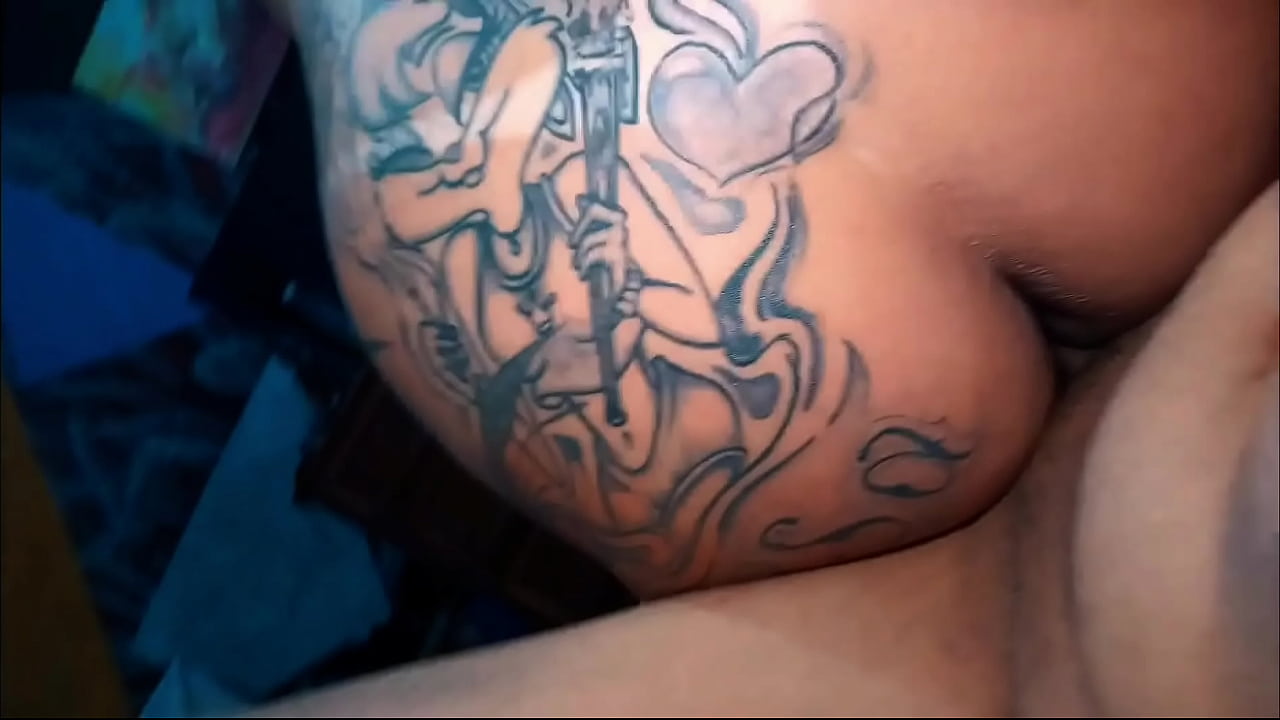 Engolindo o pau do meu macho pra ele me foder gostoso