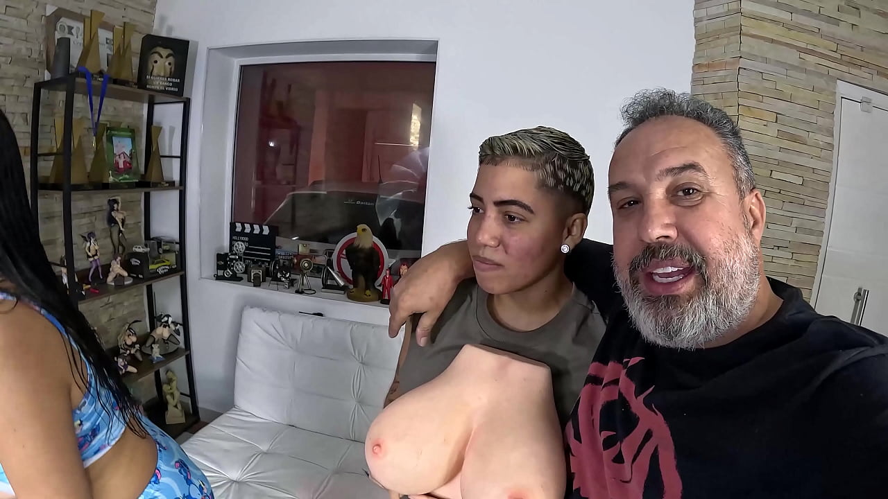 As meninas se divertem com o brinquedo gigante