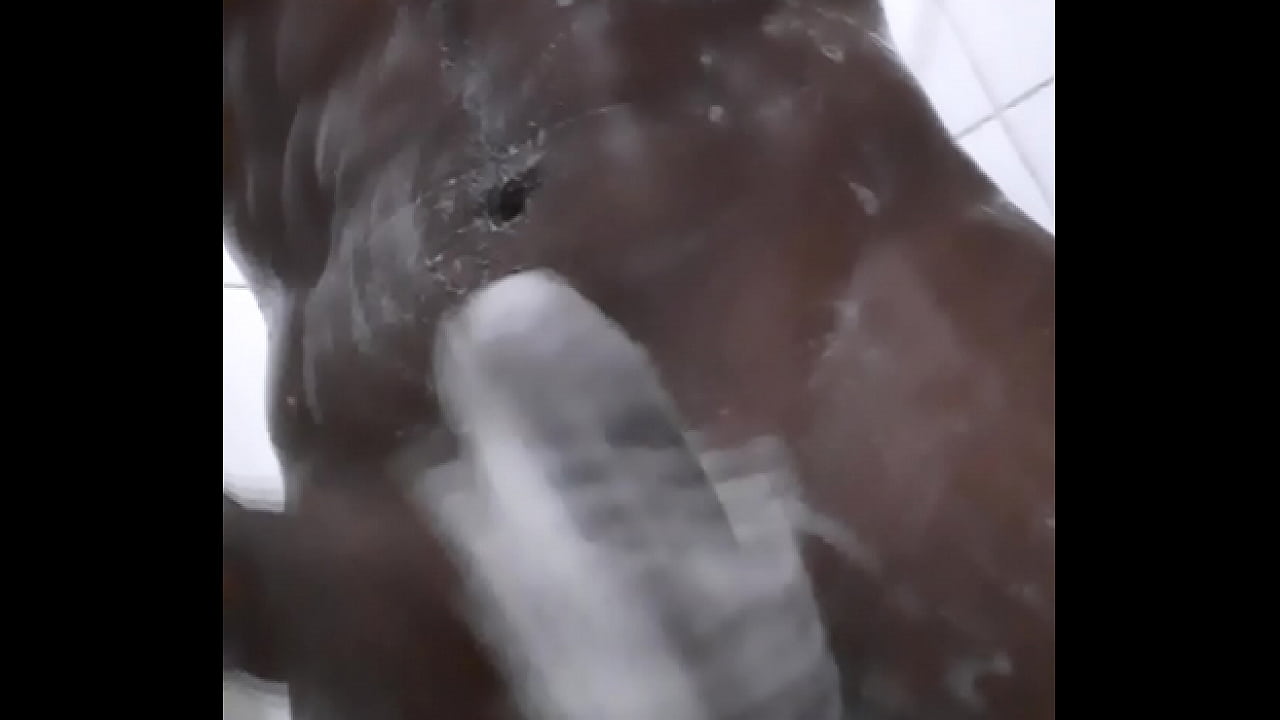 Novinho no banho todo ensaboado safado preto dotado volume grande gozando na sua boca