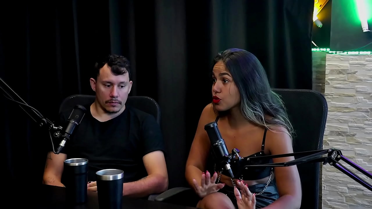 A vadia achou que era uma colab de putaria, teve a hist&oacute;ria com um cantor, deram conselho para as pessoas, e os fetiches... - Casal Kaliente (WATCH ON: SHEER/RED)