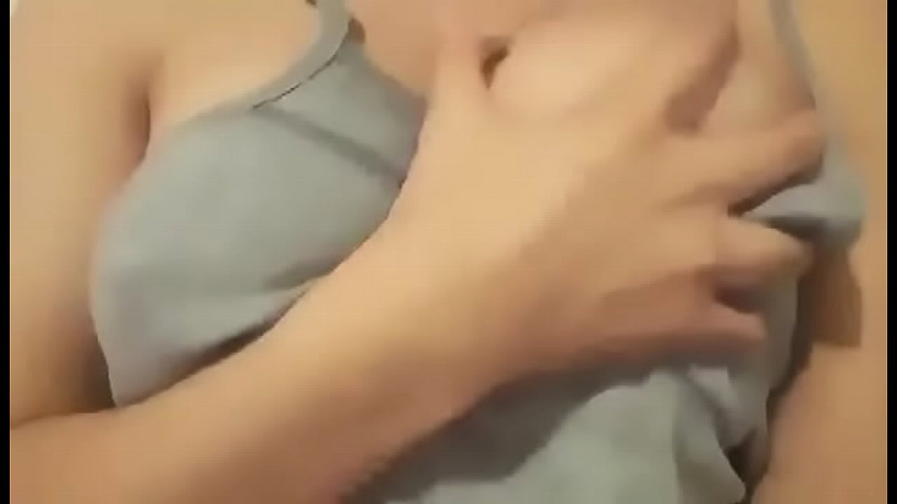 putita con una cruz en las tetas mientras se las frota muy rico