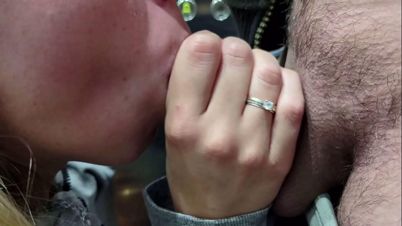 Nena joven amateur chupa polla en el ascensor publico le gusta mamar pene video completo en mi canal