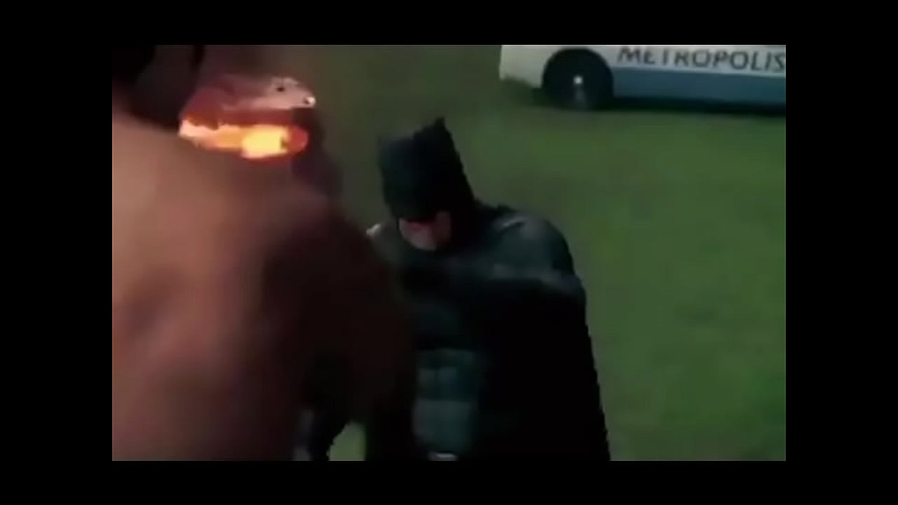Superskibidi batman es golpeado por una verga gigante (no apto para sensibles)