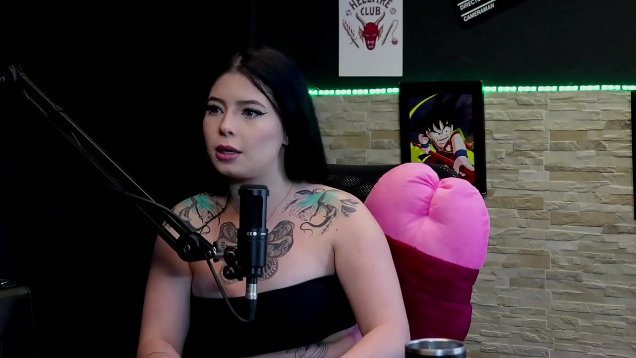 Tem fetiche em pele, o boquete &eacute; o seu forte, gravou com um pau de 24cm, teve experi&ecirc;ncia com dois homens, e gosta de pequeno e grosso - Kalyca (WATCH ON: SHEER/RED)