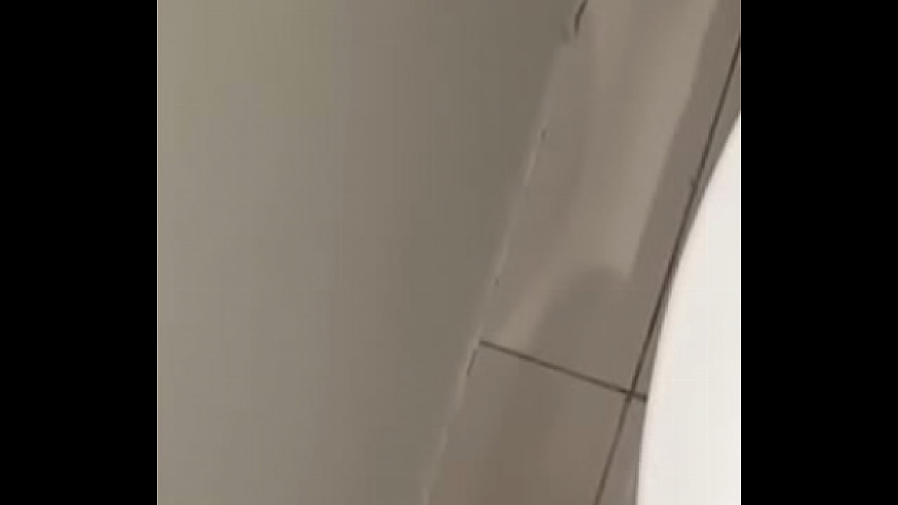 Safado batendo uma no banheiro do mercado antes do almo&ccedil;o