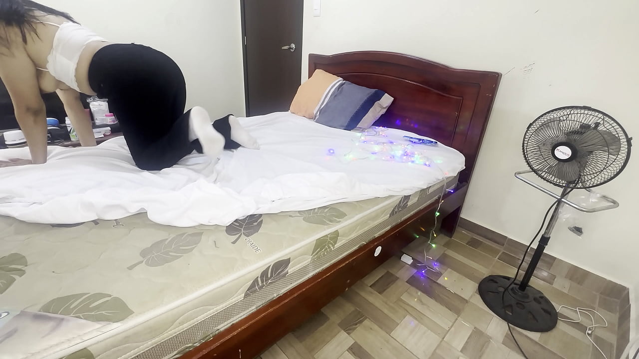 Vecina solitaria se masturba en su cuarto esperando el A&Ntilde;O NUEVO