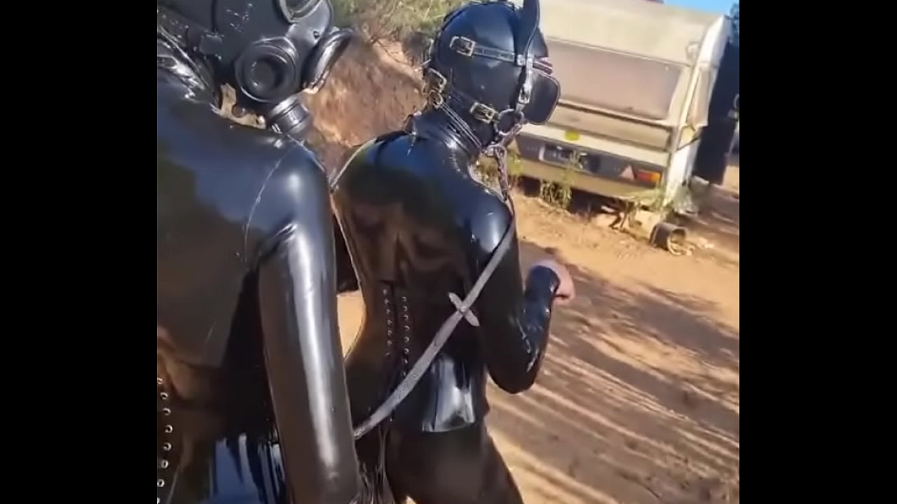 Latex Pony Action in Portuguese with discipleofdevotion! Full rubber Action in the heat