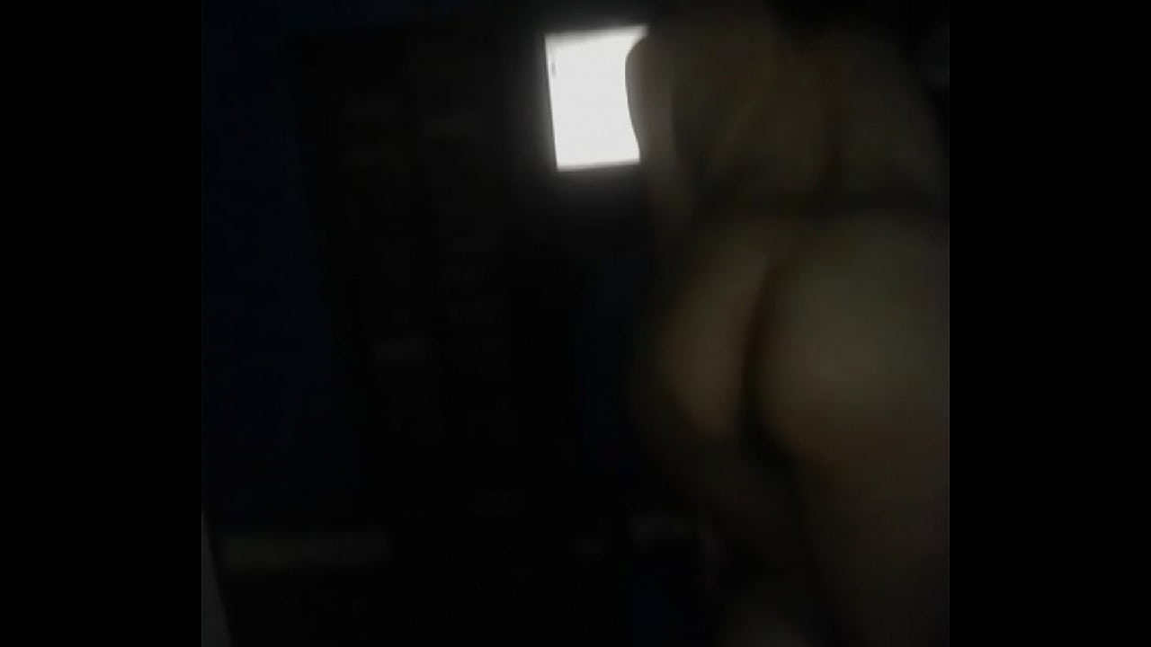 Esposa bailando para los amigos desnuda