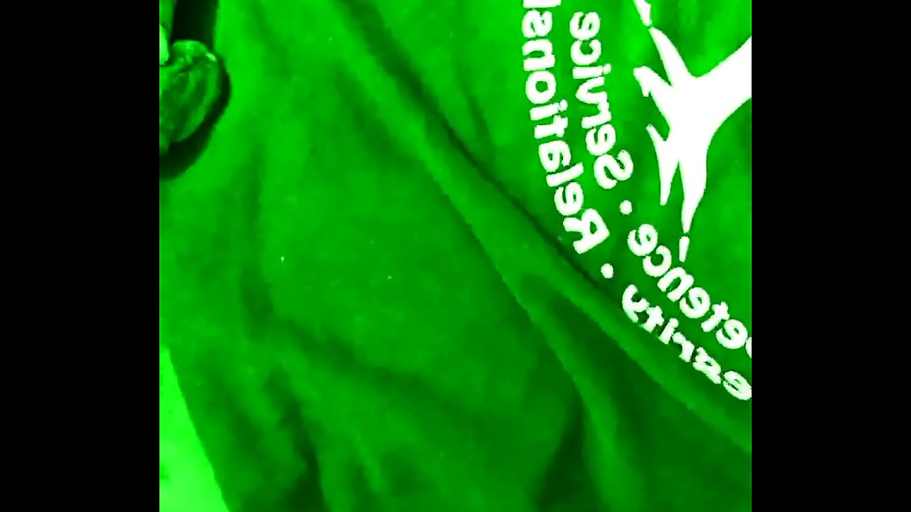 Meio-irm&atilde;o pego se masturbando no escuro (1)