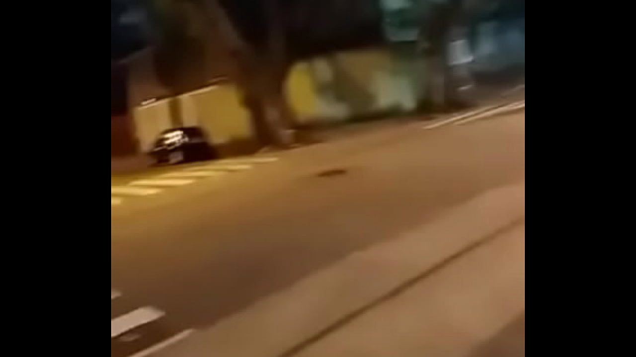 Soraya shemale dotada ativa exbindo pau em publico