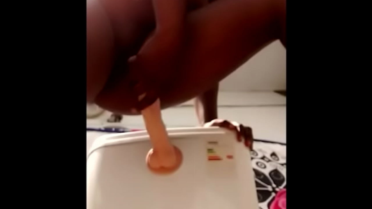 Compilation t&eacute;l&eacute;phonique de salopes d'Elvie &eacute;tirant sa chatte en ext&eacute;rieur - Partie