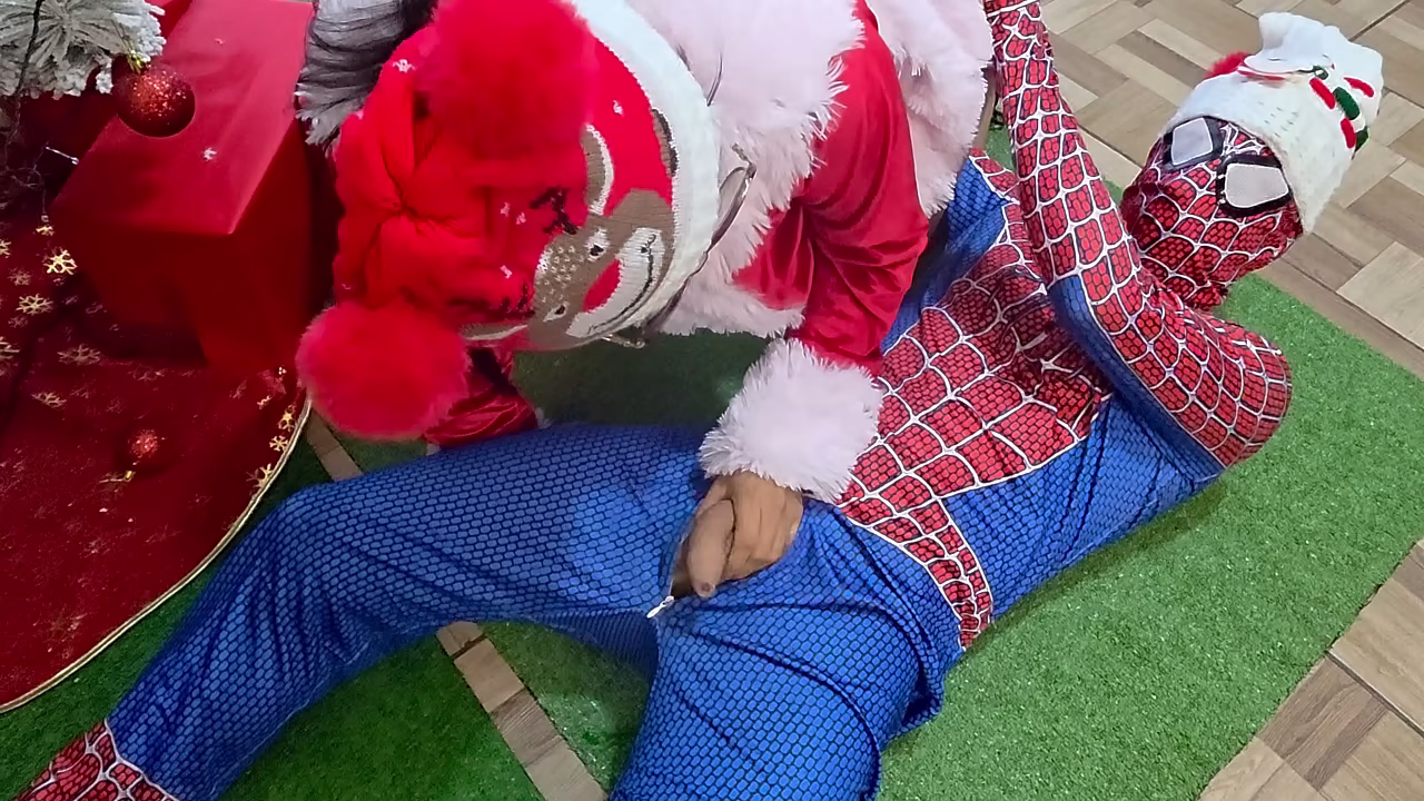 &iexcl;QU&Eacute; RICO SQUIRT! Dos hermosas hermanastras follan con Spider-Man en Navidad