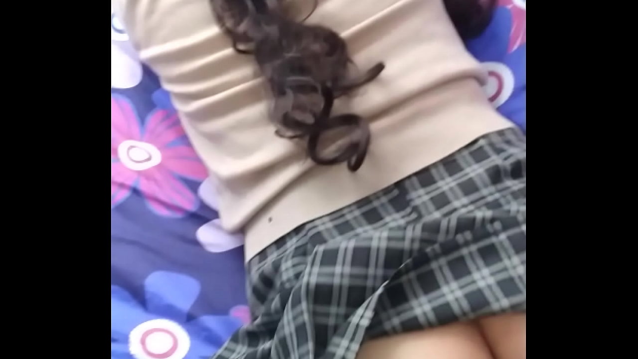 Aventura con un vecino casado. Cada vez que su esposa va al mercado, mi vecino maduro aprovecha para llenarme de semen para hacerme gritar como una puta! Y nadie sospecha nada...