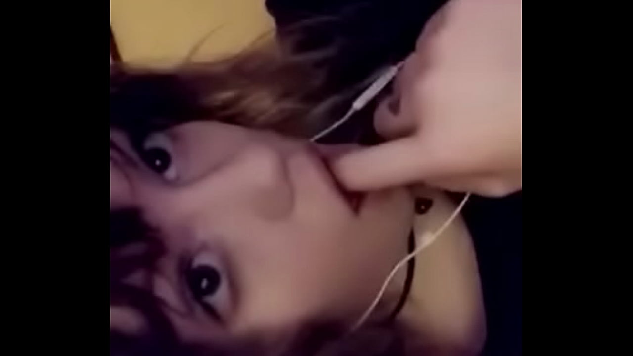 Sexy kitten slaps self. What&rsquo;s her name??