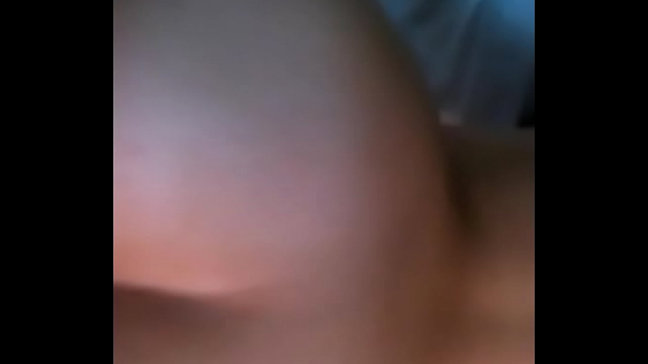 Le hago carisia en la concha y gime como perra