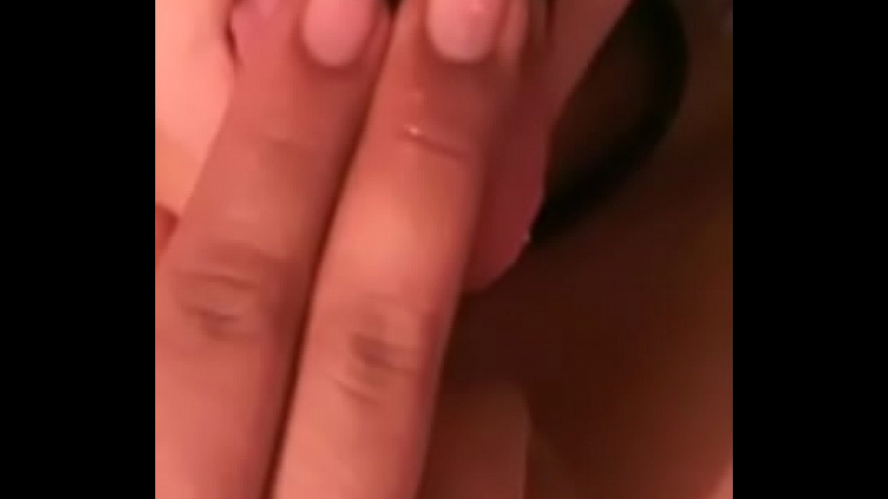 Le encanta lenguetear sus tetas y meterse sus deditos