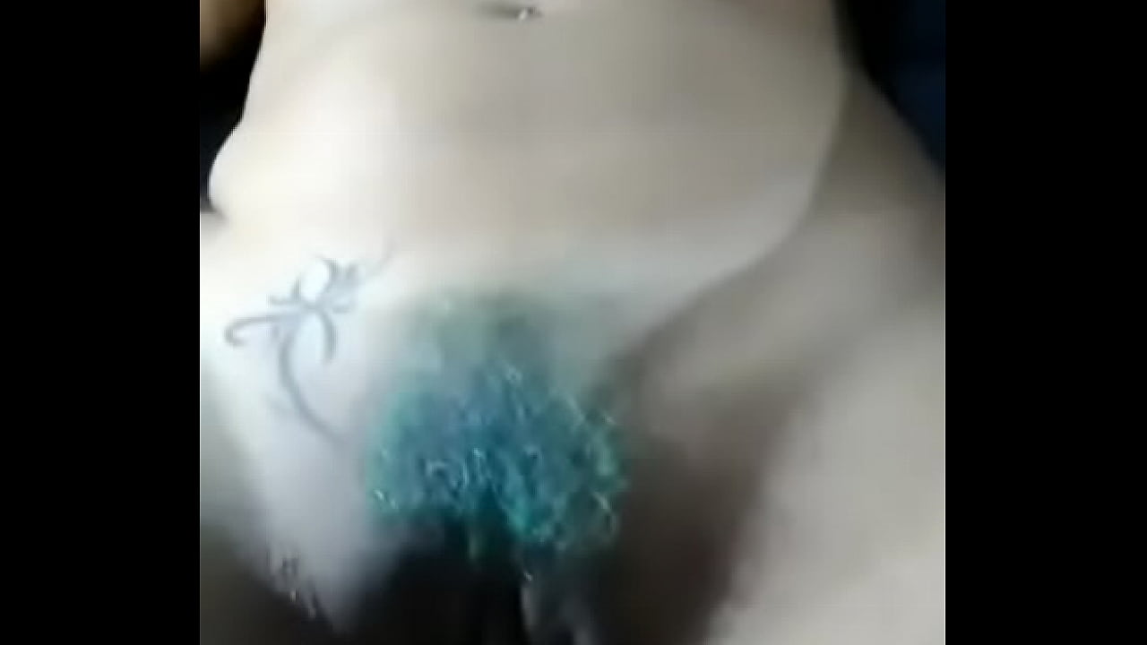 Novinha gostosa do cabelo colorido gozando