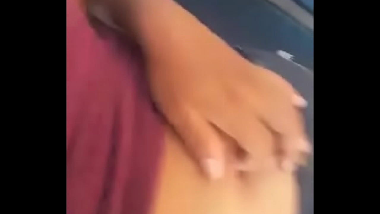 Introduzindo meu dedo no umbigo