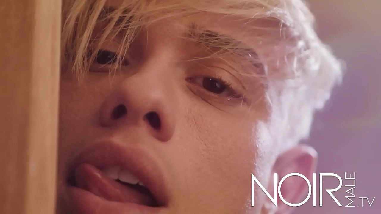 Mi hermanastro tiene la polla m&aacute;s grande que yo, soy negro.