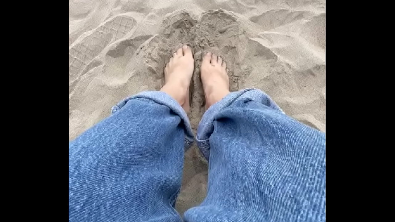 Chilean&rsquo;s feet on the sand