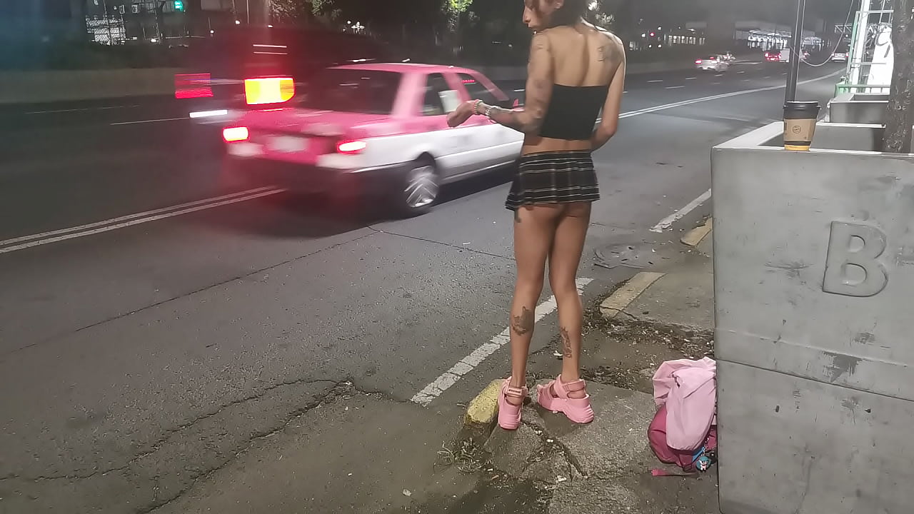 Con faldita y plataformas una flaquita exhibiendose en tlalpan