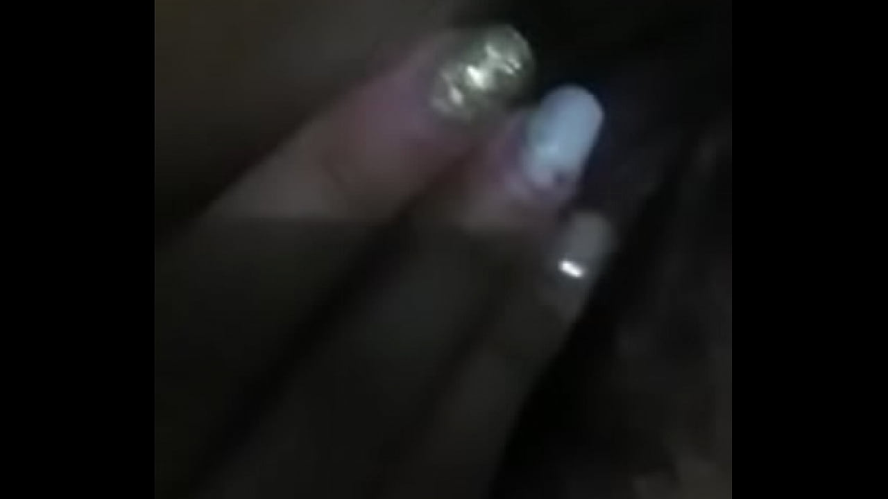 Jovencita jug&aacute;ndose parte 1