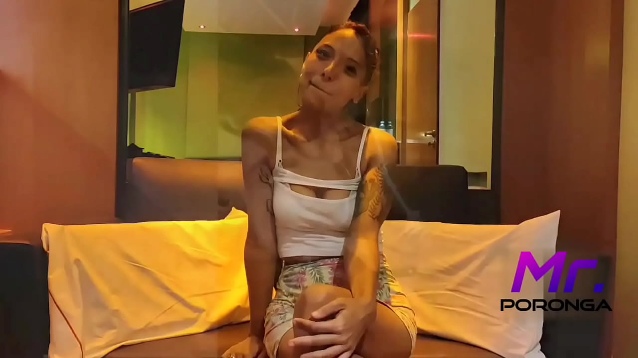 Me grab&oacute; por primera follando con una polla enorme