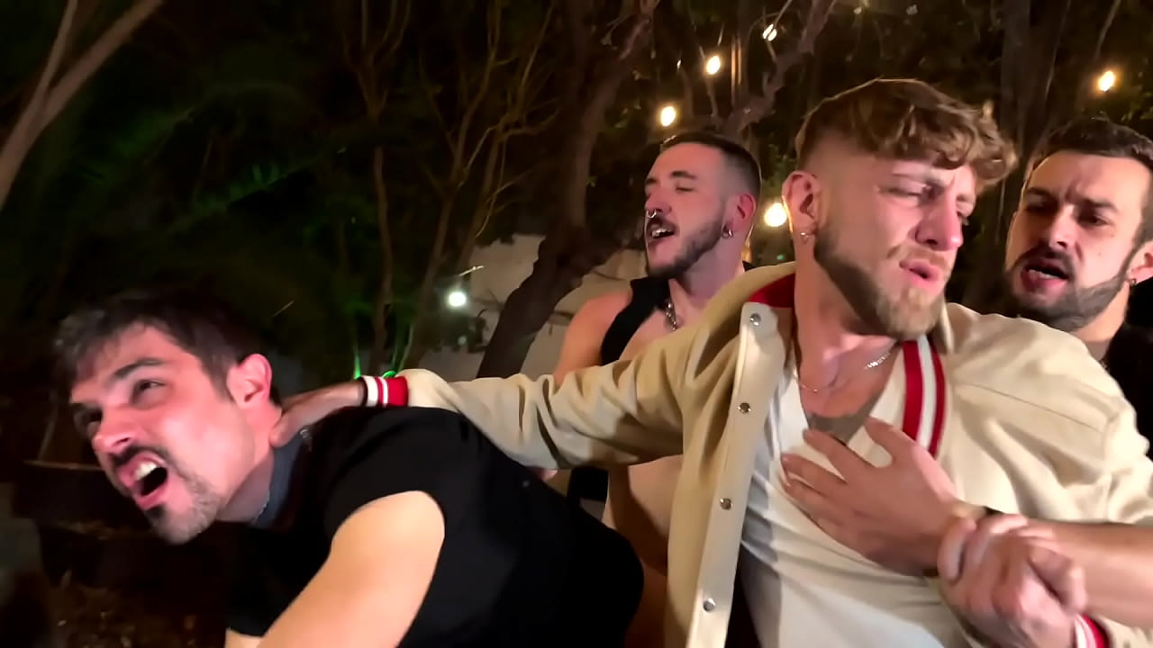 7 mecs chauds s'affrontent sexuellement dans les jardins d'un h&ocirc;tel abandonn&eacute;