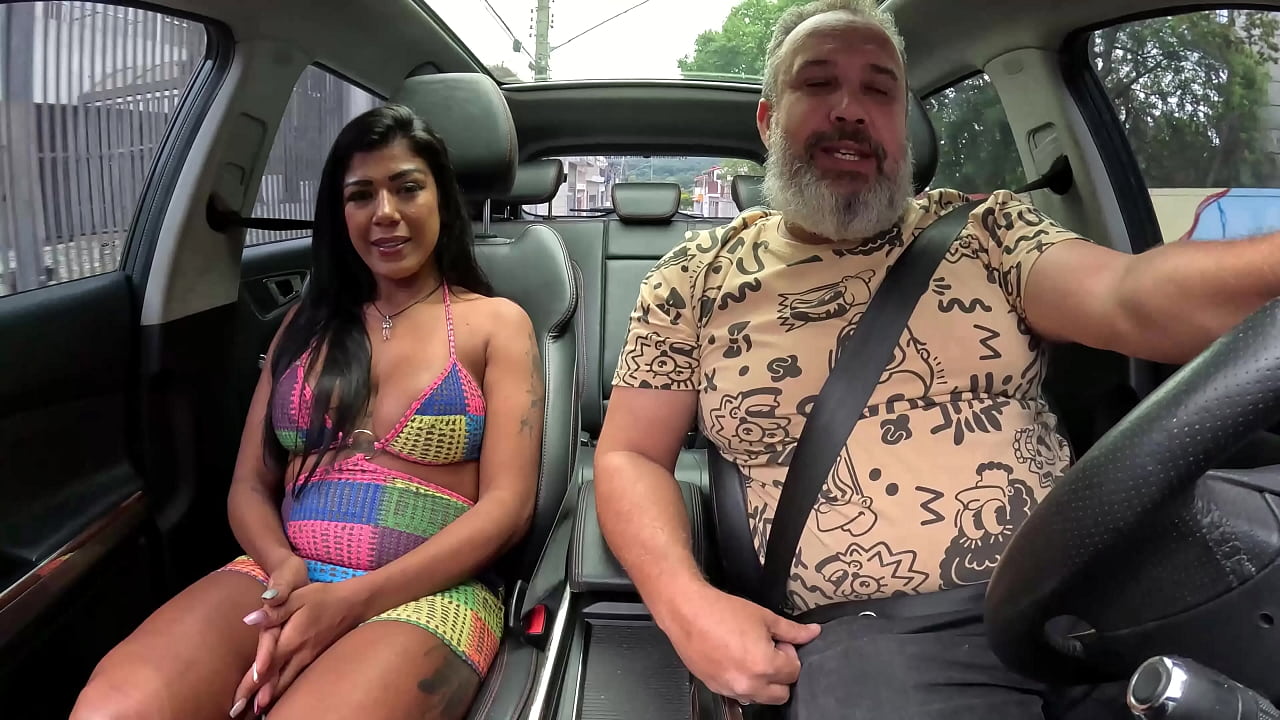 A Milf mulata entrou na carona e liberou at&eacute; o cuzinho no pelo - Iara Alves