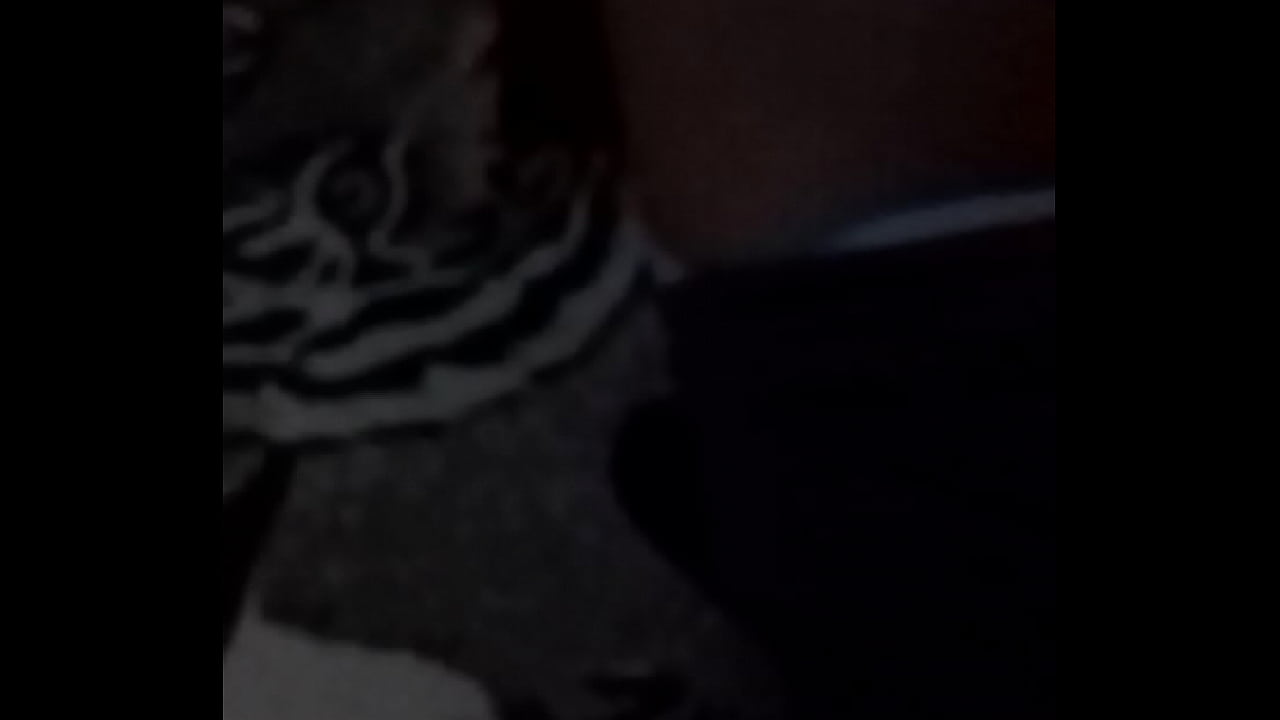 Me meten mi dildo y grito