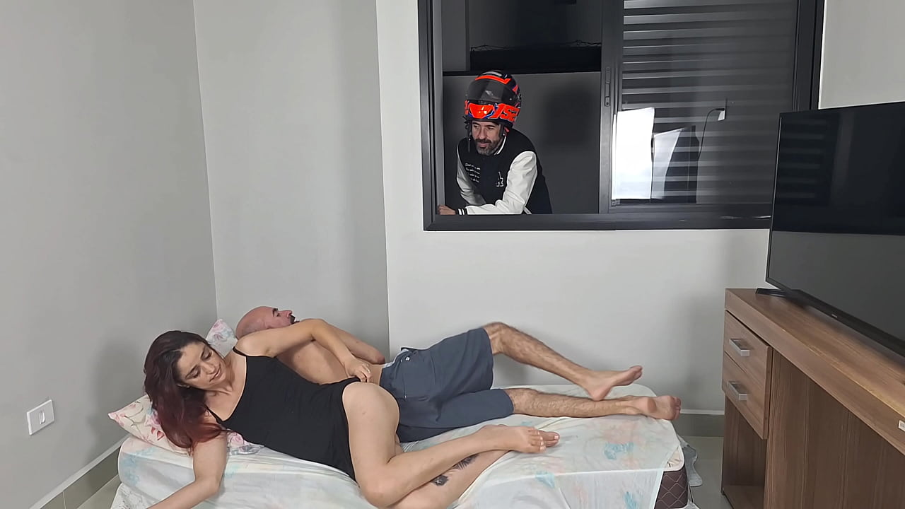 Motoboy espreitando casal que faz sexo de janela aberta!