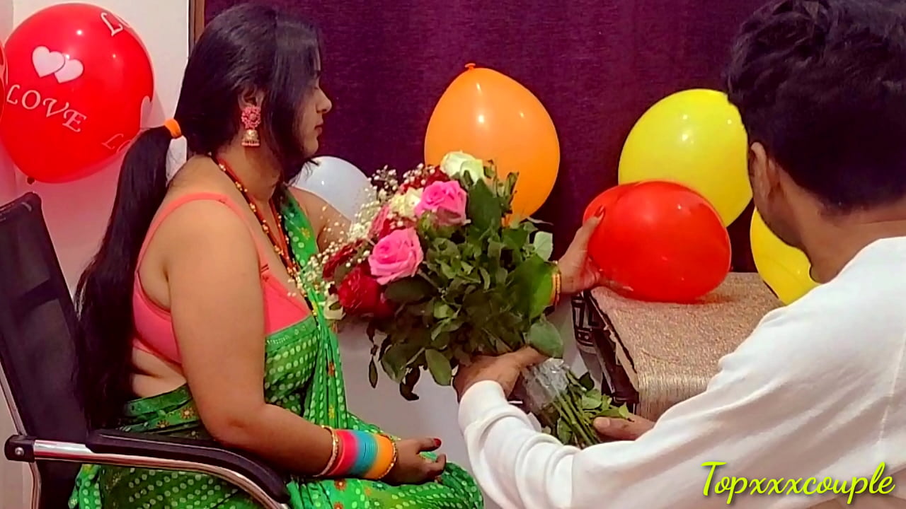 वैलेंटाइन - डे पर मालकिन के साथ ऑफिस में दर्दनाक चुदाई।