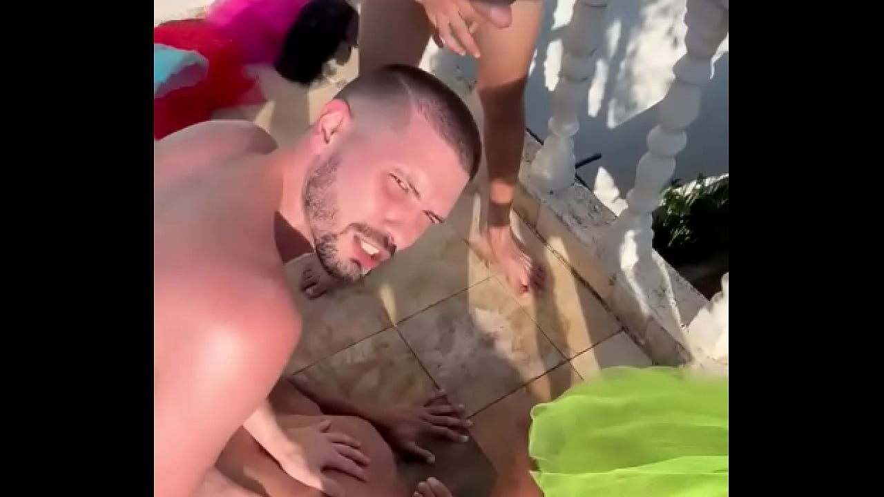 Ao vivo diretamente da Mans&atilde;o Hot. Carnaval a todo vapor por aqui