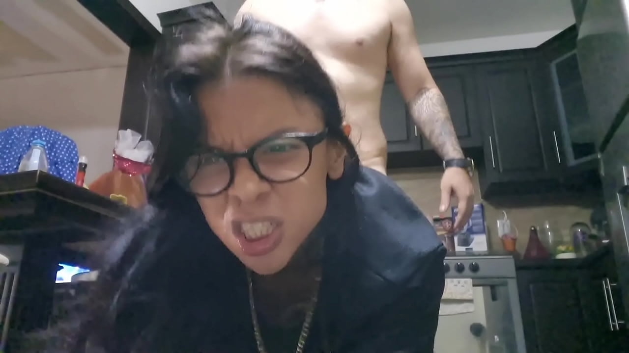 Fallando con jovencita. Acabo en sus lentes.