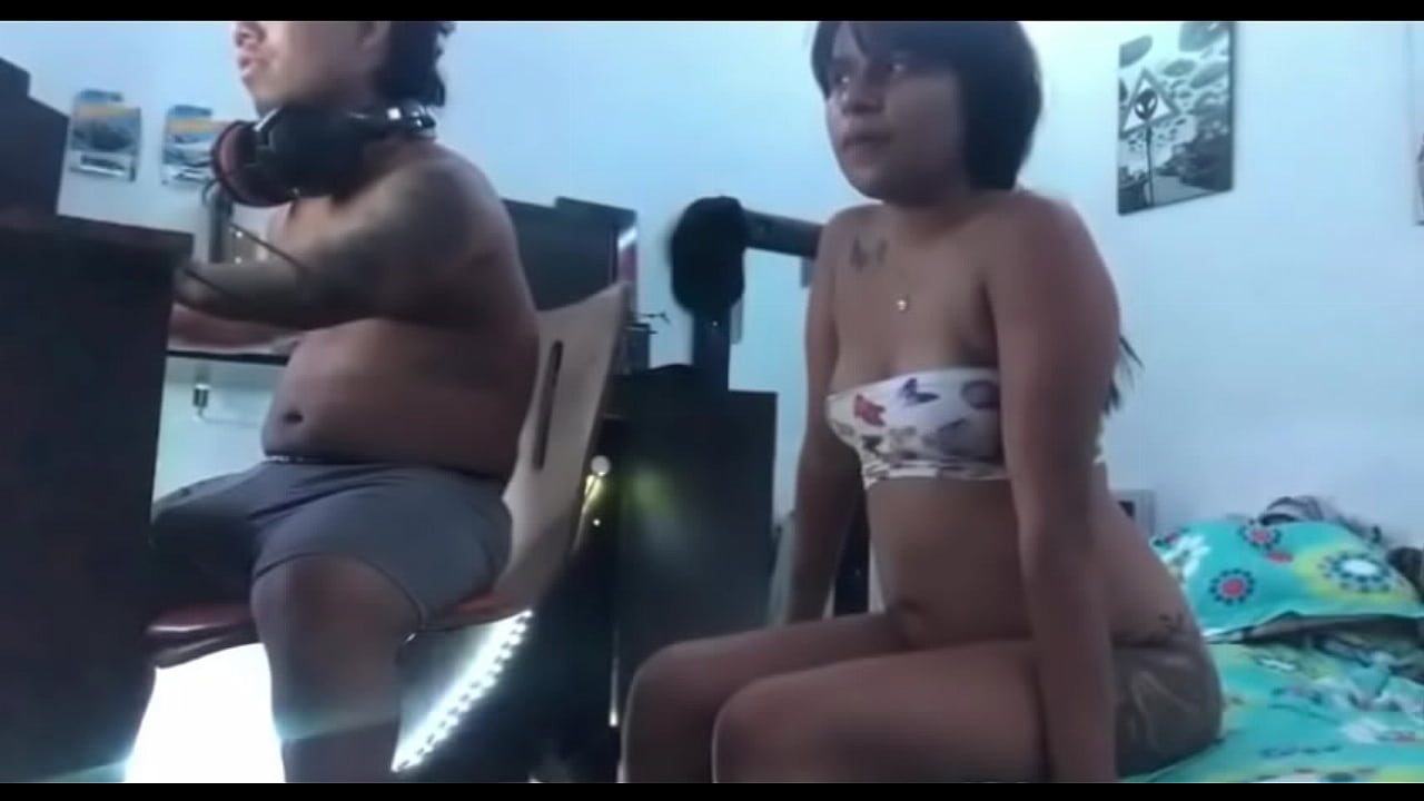 estoy tan cachonda que entro a la habitaci&oacute;n de mi hermanastro y mientras el juega con su computador yo se lo empiezo a mamar bien rico para que deje de jugar y me folle