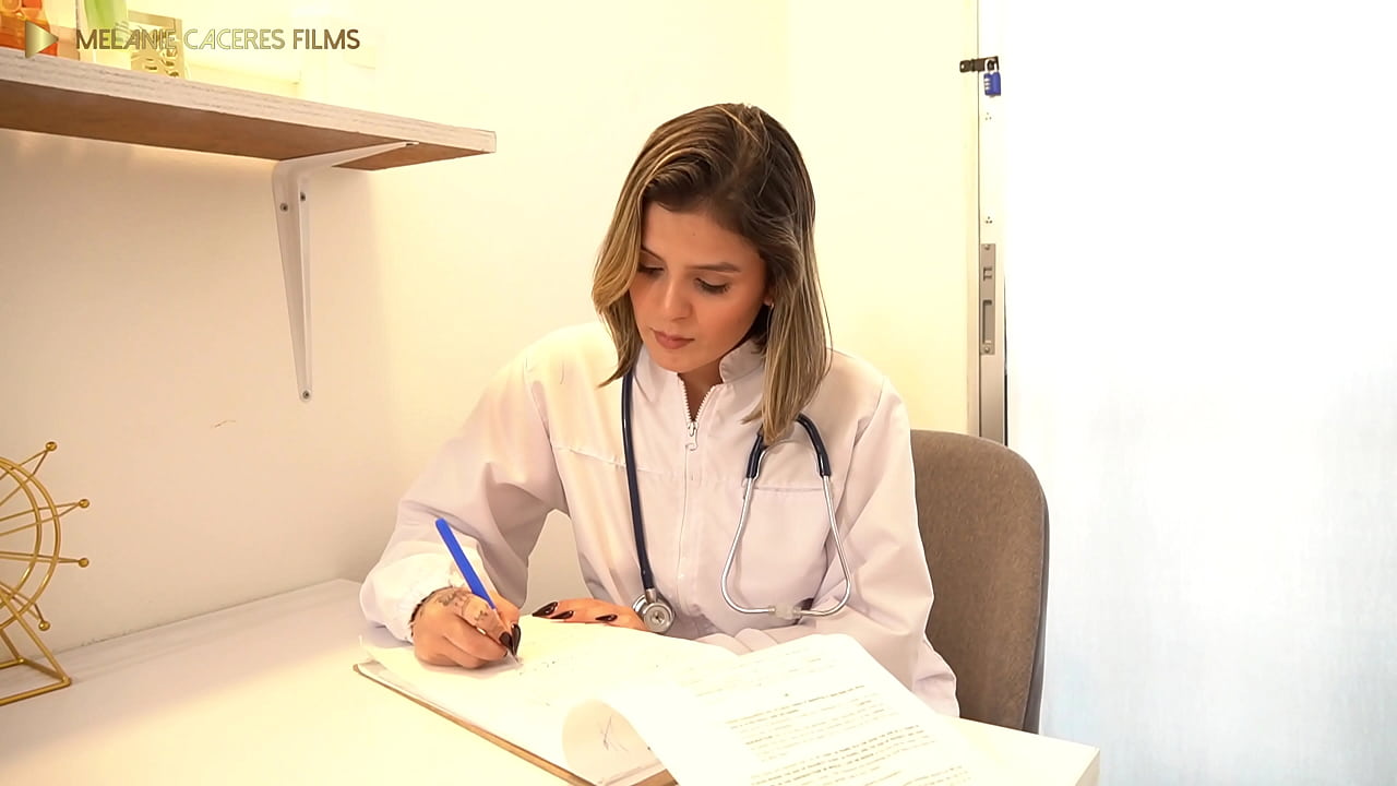 doctora petite de enorme culo ayuda a su paciente bbc con su problema de ereccion - Melanie Caceres & Boris Jackson