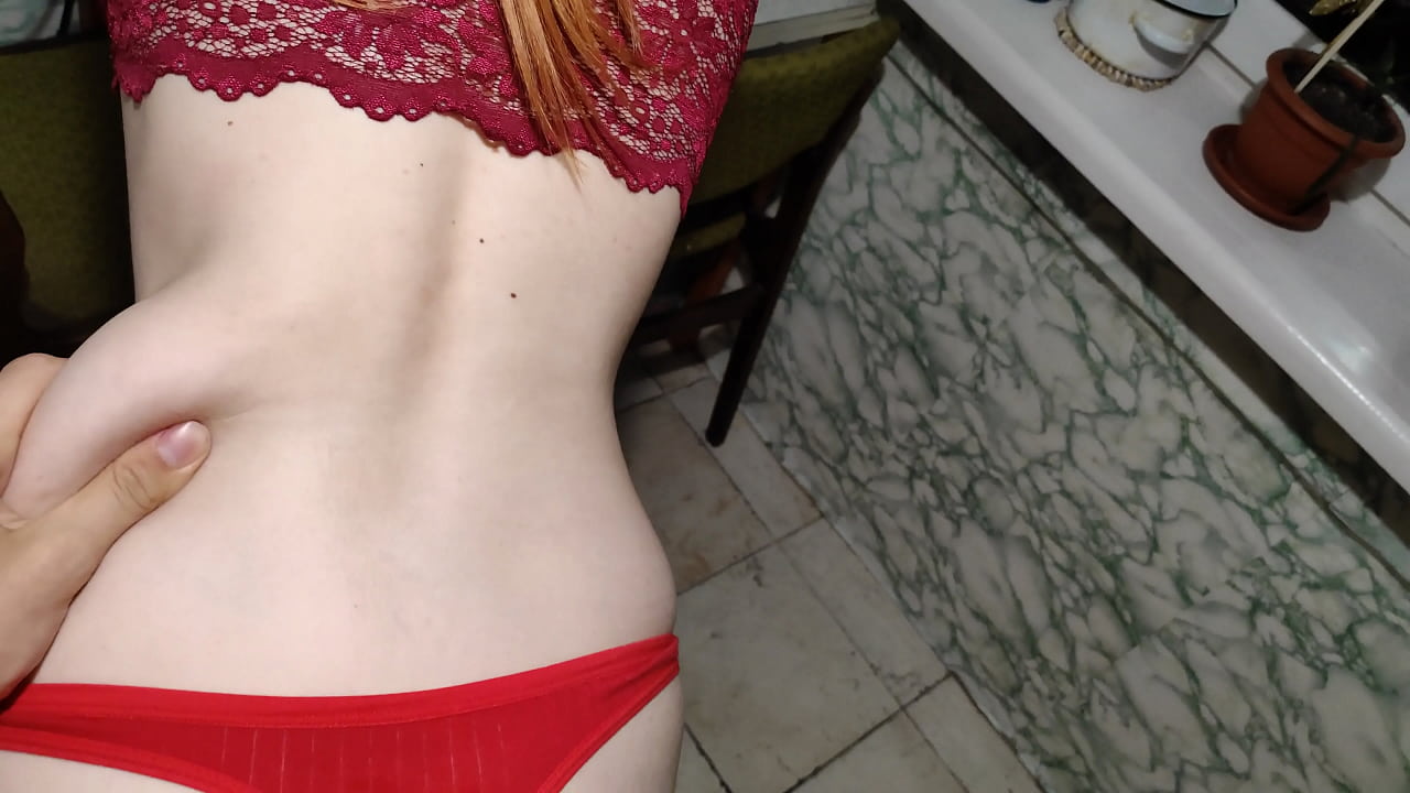 Соседка напала на парня на кухне