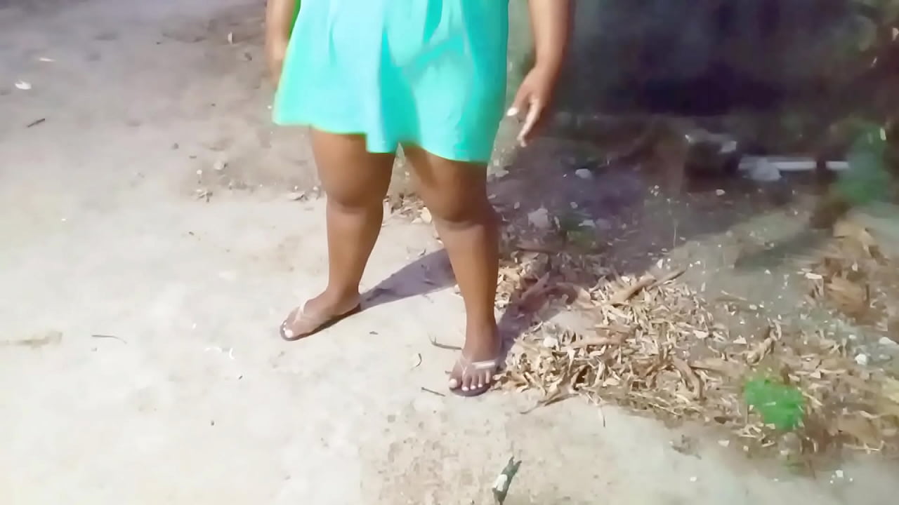 Flagrei a vizinha evang&eacute;lica regando as plantas, sem calcinha.