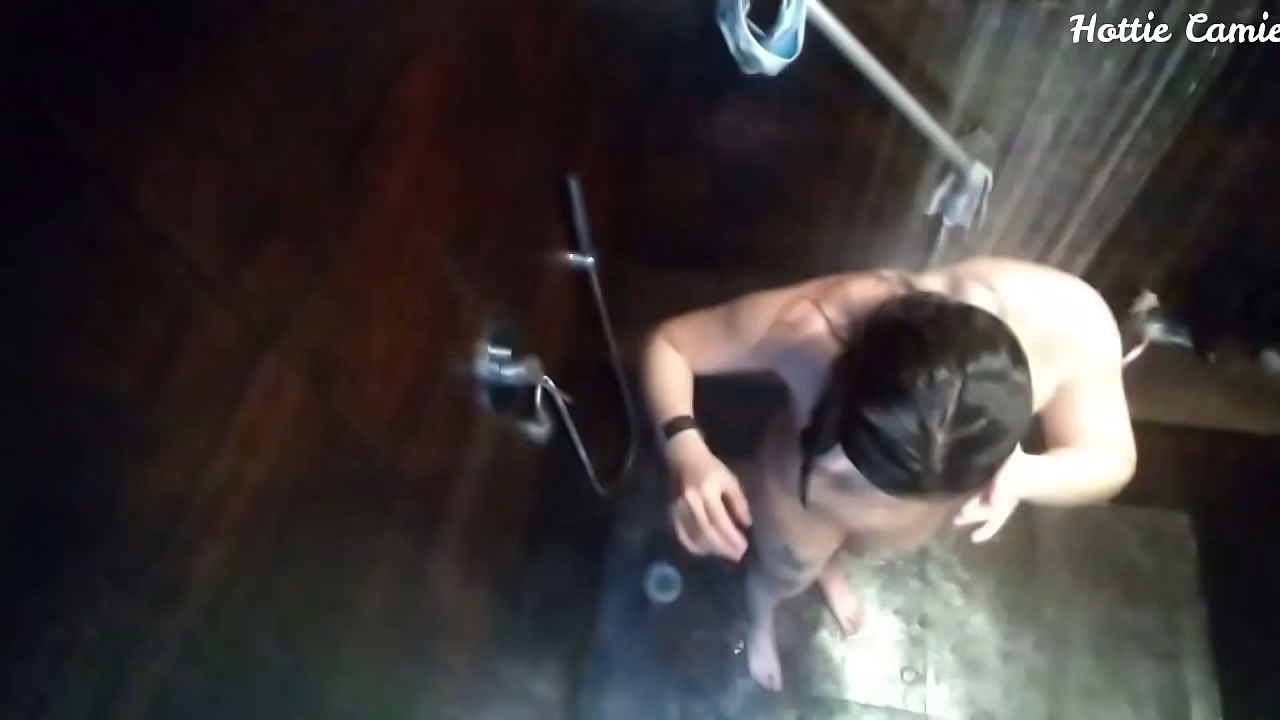 Mi hermana toma un ba&ntilde;o y aprovecha para masturbarse (camara escondida)