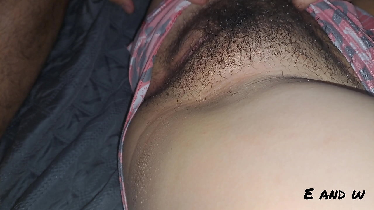 la hermanastra hindi xxx se deja tocar cuando vemos la televisi&oacute;n en la habitaci&oacute;n quiere meter mi verga en su co&ntilde;o apretado