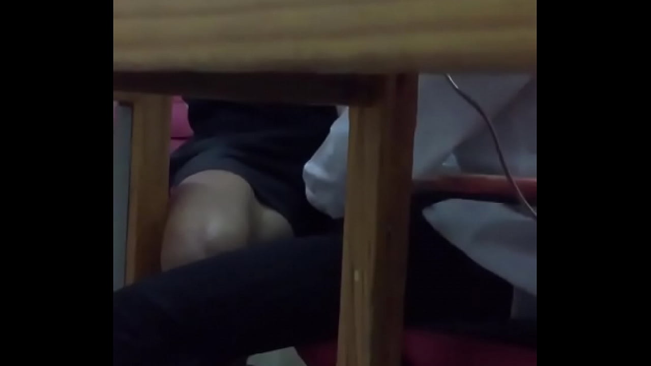 Mấy anh cu to d&agrave;i nh&igrave;n muốn b&uacute; gi&uacute;p nhau trong qu&aacute;n n&eacute;t