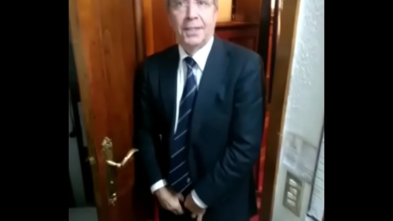 Arturo Perez Franco el Putero Mayor de Baraka se saca la Polla mientras Trabaja